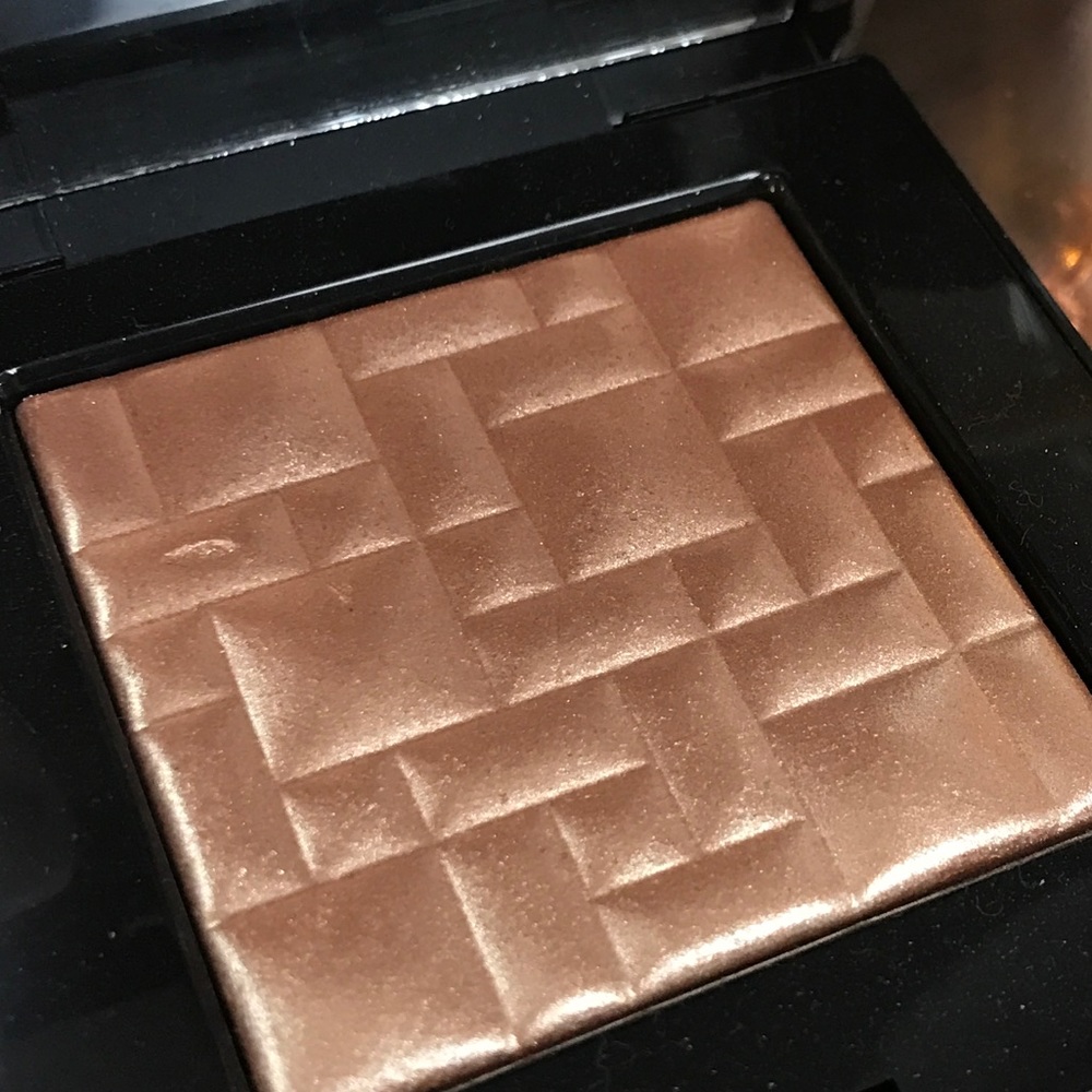 Bronze glow highlighter